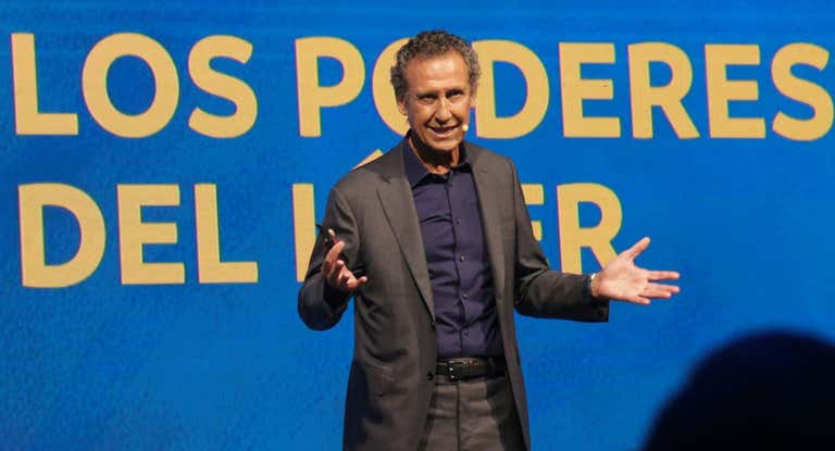 Jorge Valdano, durante su ponencia en la sede de la CONMEBOL en Luque, Paraguay.
