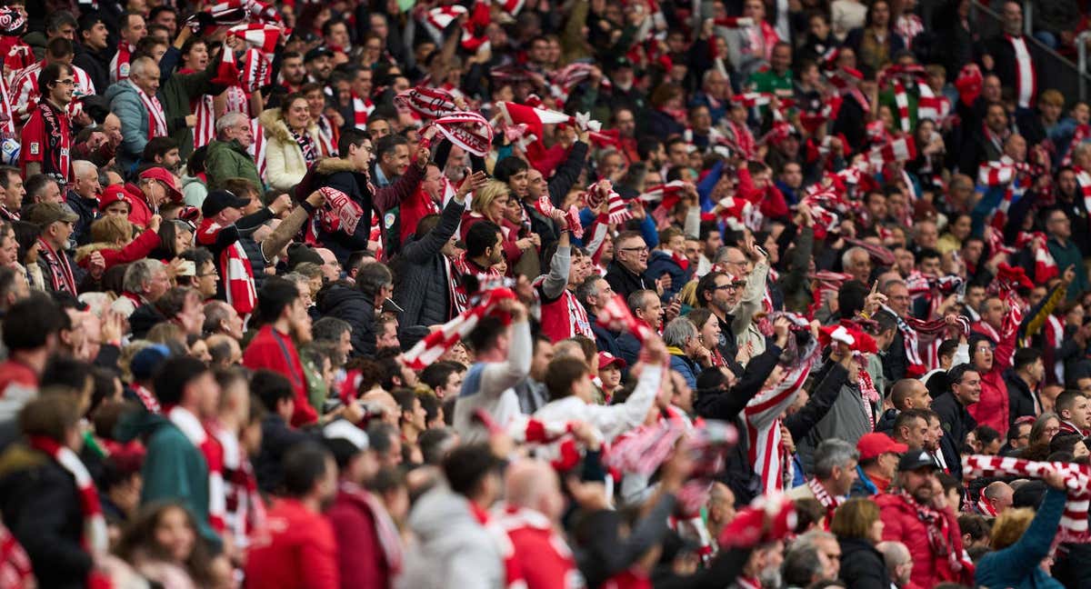 Aficionados presencian el último derbi vasco entre el Athletic Club y Real Sociedad en San Mamés. /Juan Manuel Serrano Arce | Getty Images