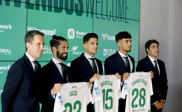 Haro y Planes posan con Isco, Bartra y Riad. EFE