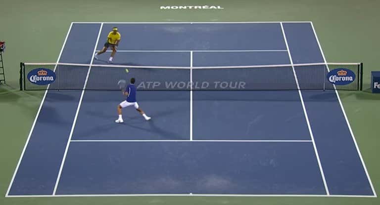 Momento en el que Nadal da un pelotazo a Djokovic en las semifinales del Masters 1000 de Canadá 2013.