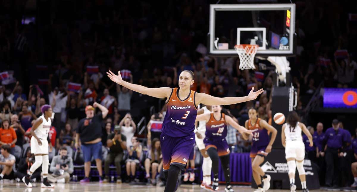 Diana Taurasi, de Phoenix Mercury, celebra una canasta en la WNBA.