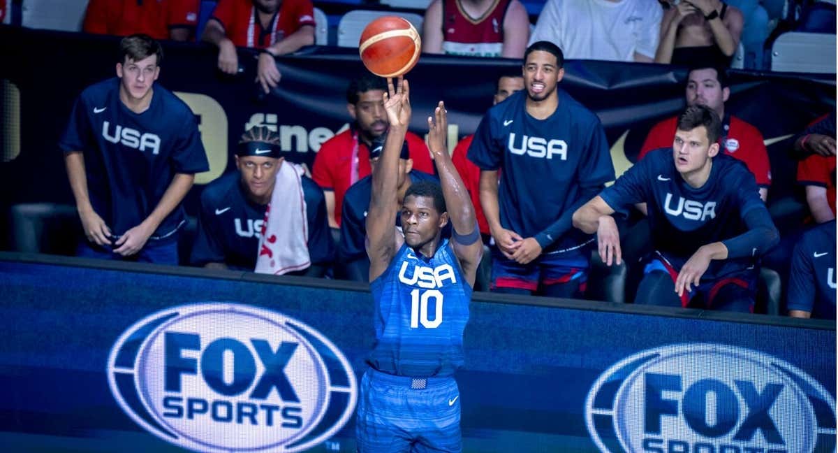 Anthony Edwards lanza a canasta durante el partido. /FEB