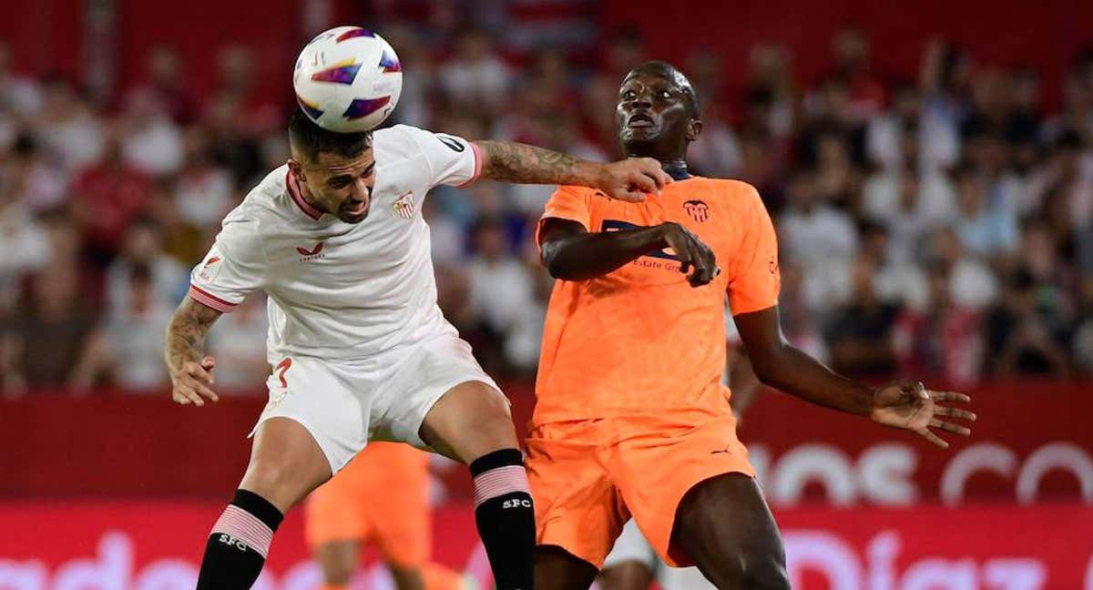 El valencianista Diakhaby disputa el balón con el sevillista Suso./AFP