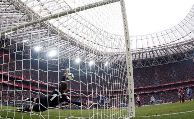 Kepa detiene un penalti en San Mamés, en una de sus grandes actuaciones. Archivo