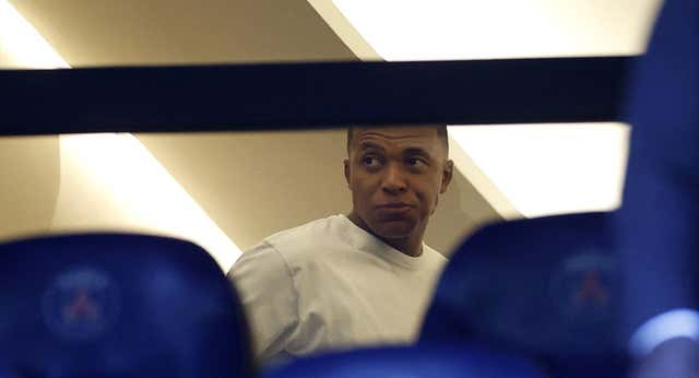 Mbappé apareció de blanco en el Parque de los Príncipes