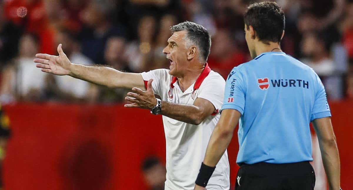 El entrenador del Sevilla, José Luis Mendilibar, realiza gestos a sus jugadores./EFE