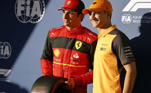Palou, con los colores de McLaren, junto a Carlos Sainz. GETTY
