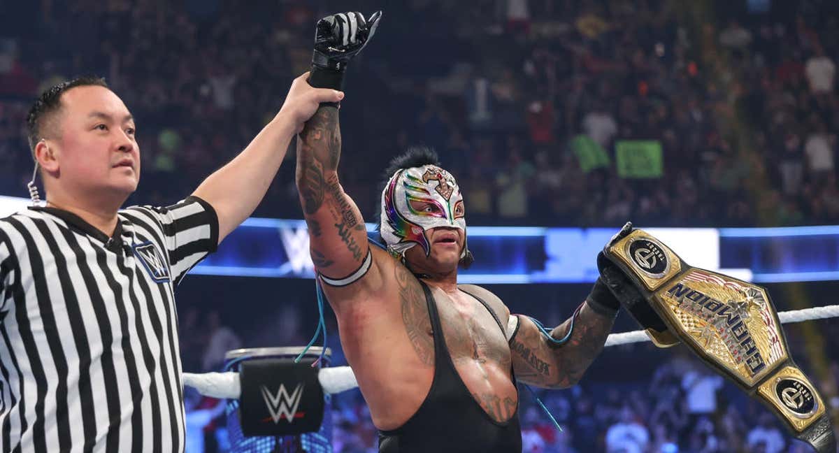 Rey Mysterio celebra su victoria ante Theory por el Campeonato de Estados Unidos./WWE