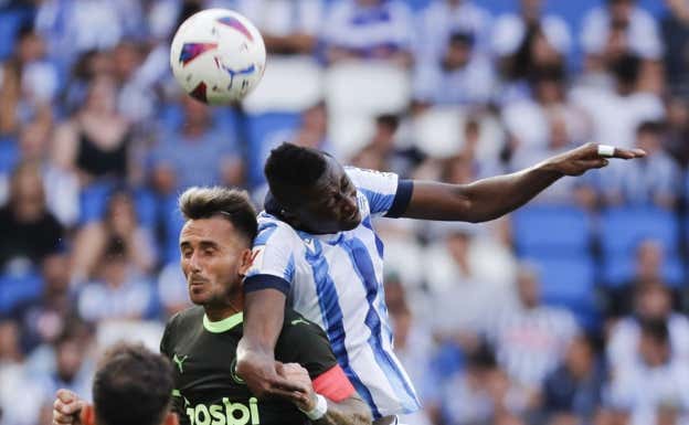 Sadiq le gana un duelo aéreo a Aleix García. EFE/ Juan Herrero