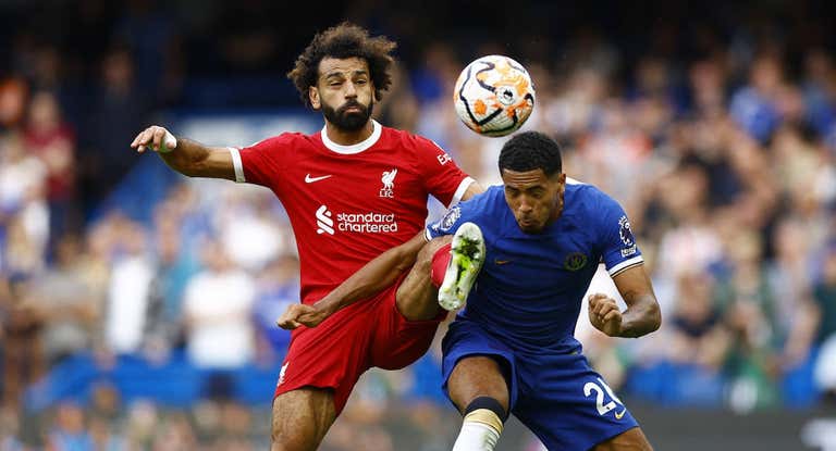 Salah y Colwill en un duelo del partido.