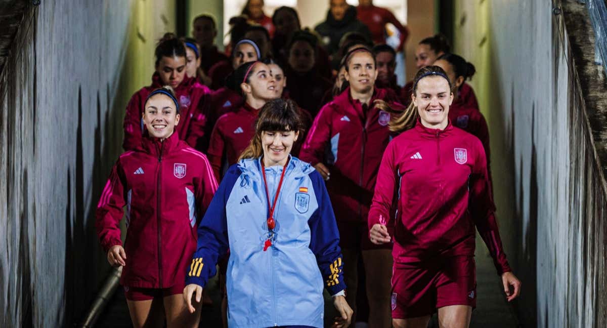 Las jugadoras de la Selección saltan al campo de entrenamiento junto a la preparadora física, Blanca Romero, en el Mundial. /RFEF