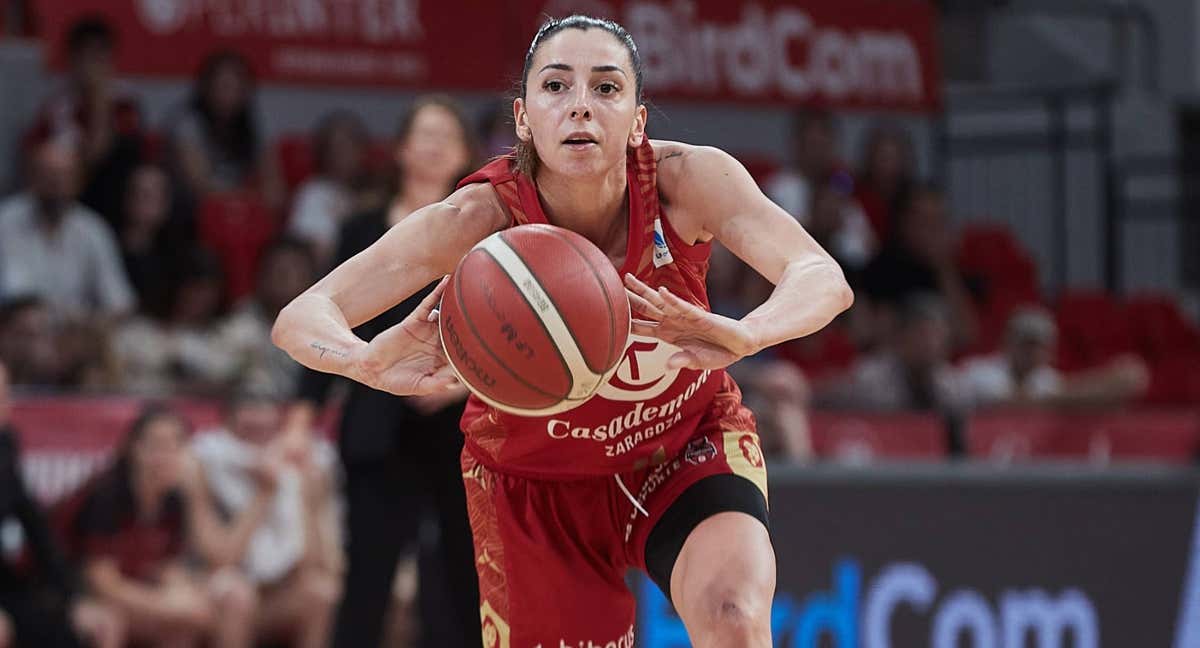 Mariona Ortiz, base de Casademont Zaragoza, buscando una puerta atrás.