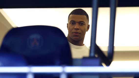Kylian Mbappé, tras los asientos en el Parque de los Príncipes./Reuters