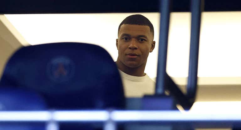 Kylian Mbappé, tras los asientos en el Parque de los Príncipes.