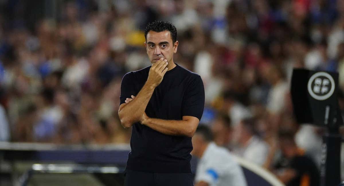 Xavi, pensativo, durante el encuentro del Barcelona ante el Getafe./EFE