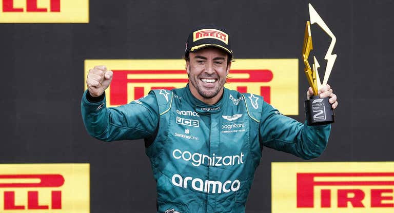Fernando Alonso celebra un podio este año.
