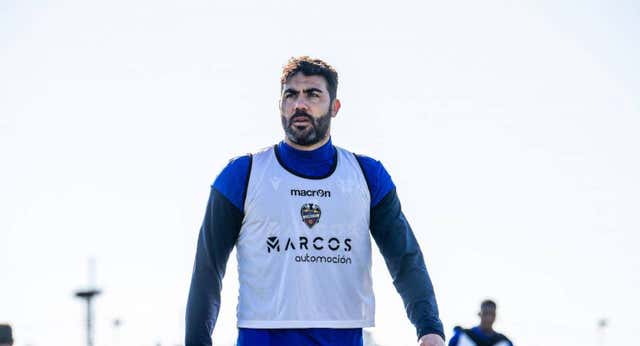 El Madrid lo descartó por bajito, ahora mide 1,91m. y tiene un sueño: «Lo más bonito para mí sería dirigir a la Selección»