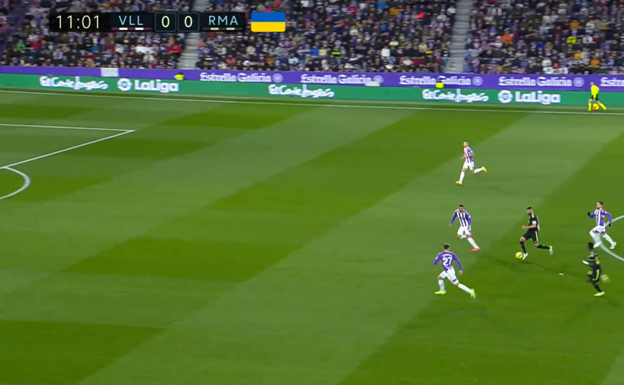 Con la orientación corporal, Fresneda se orienta para correr hacia atrás y iobliga a Benzema a jugar pase hacia fuera.  WYSCOUT