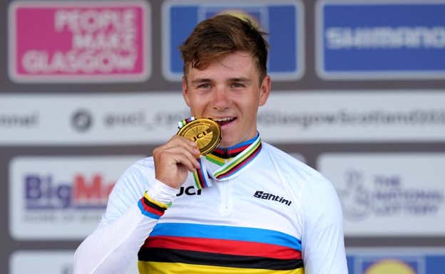 Evenepoel celebra el título mundial en Glasgow. REUTERS