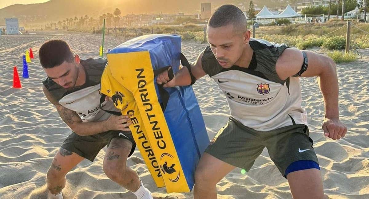 Erick y Ferrao trabajan en la playa de Castelldefels durante la pretemporada del Barça. /FCB SALA