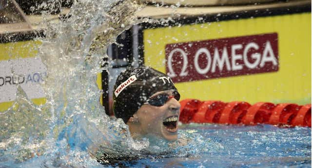 Katie Ledecky y los retos imposibles: con un vaso en la cabeza es más rápida que los hombres de su equipo