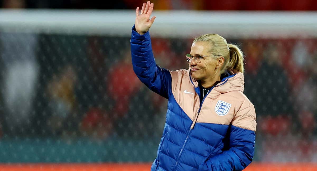 Sarina Wiegman saludando en la previa de un partido. /REUTERS