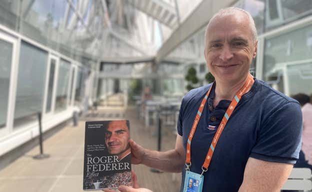 Simon Cambers con su libro.  CLAY