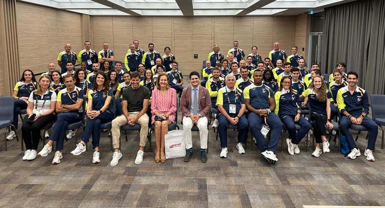 Los atletas españoles, en la reunión de equipo.