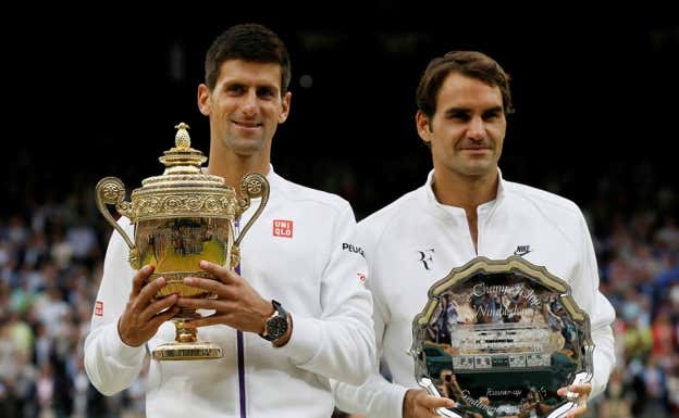 Djokovic y Federer, tras la final de Wimbledon en 2015.  Reuters