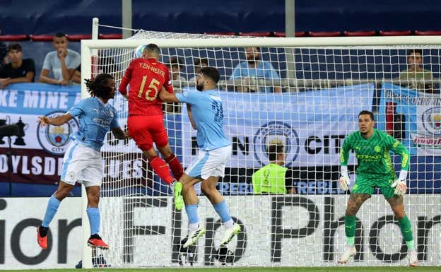 Ederson no pudo detener el cabezazo de En-Nesyri en la primera mitad. AFP