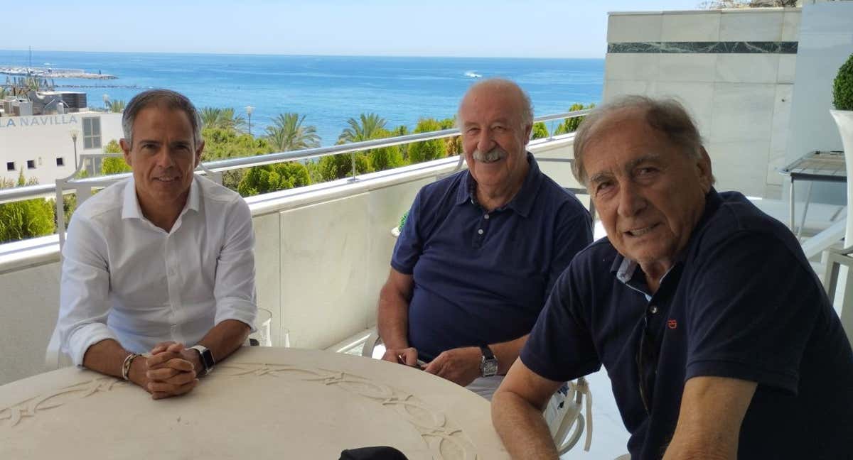 Javier Miñano, Vicente del Bosque y Toni Grande, durante la entrevista con Relevo en Marbella. /RELEVO