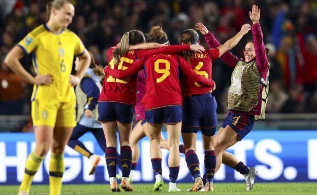 Las futbolistas españolas celebran el pase a la final del Mundial.  EFE/Aaron Gillions