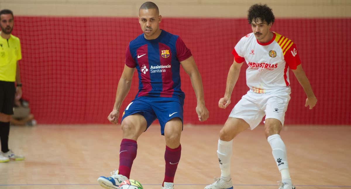 Ferrao controla un balón ante Tolrá en un partido de pretemporada entre el Barça y el Industrias Santa Coloma. /ERNESTO ARADILLA