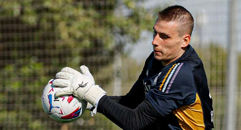 Lunin se ejercita en Valdebebas antes del Real Madrid-Almería.