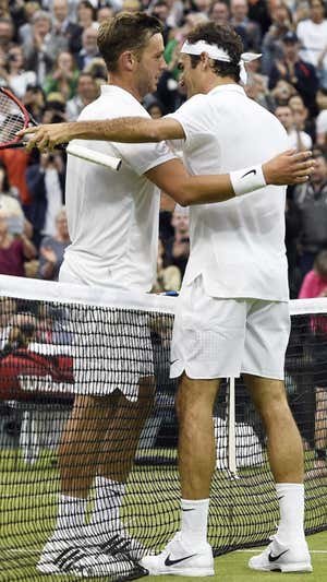 Willis y Federer se abrazan en Wimbledon 2016.  EFE/Facundo Arrizabalaga