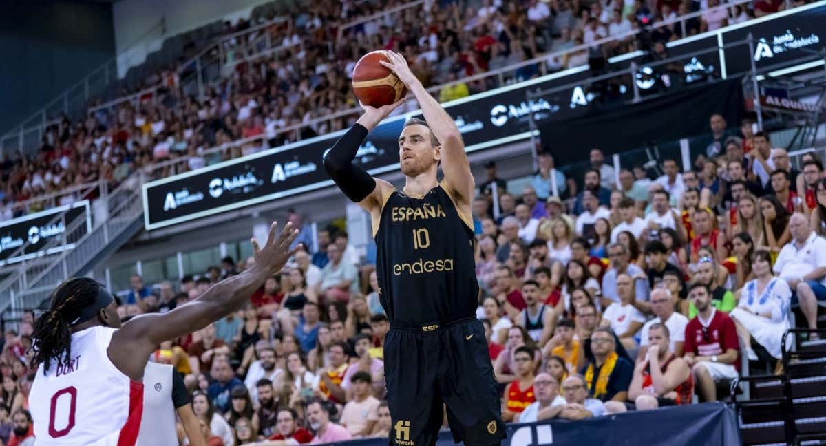 Víctor Claver tira a canasta ante Luguentz Dort, en el España-Canadá celebrado en Granada.
