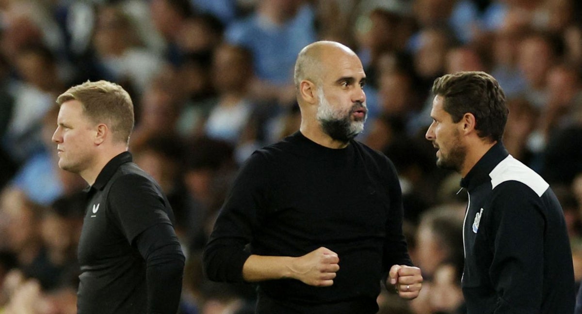 Guardiola celebra el gol mientras Howe se lamenta detrás.