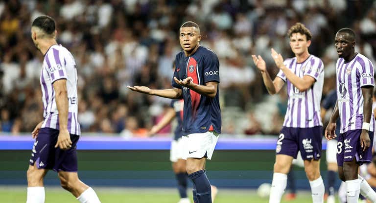Mbappé se queja durante un lance del partido.