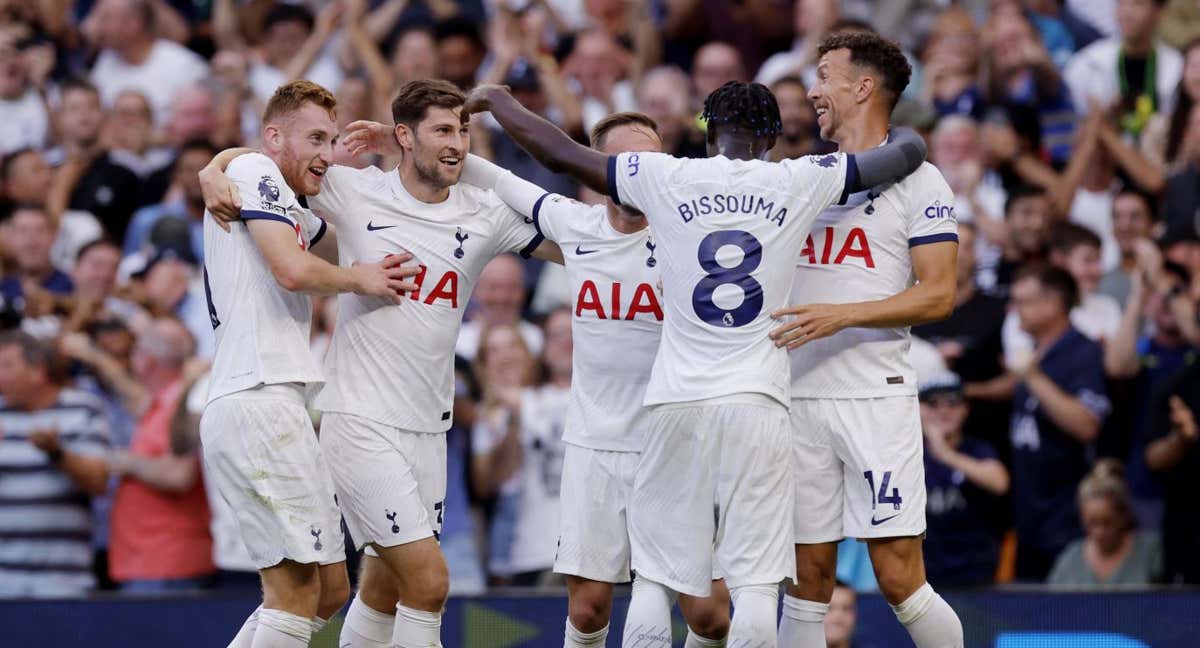 El Tottenham celebra el gol de Sarr.