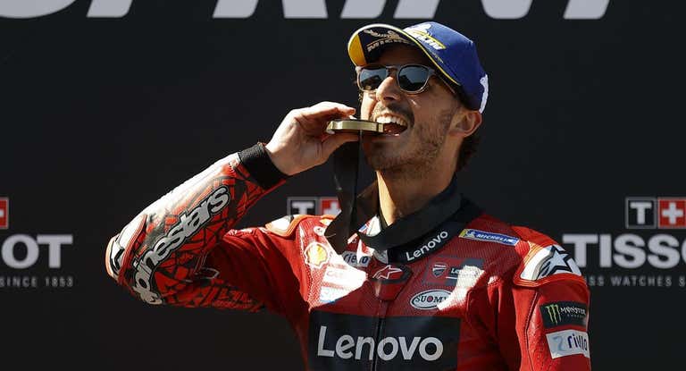 Pecco Bagnaia celebra su triunfo en la carrera al sprint en Austria.