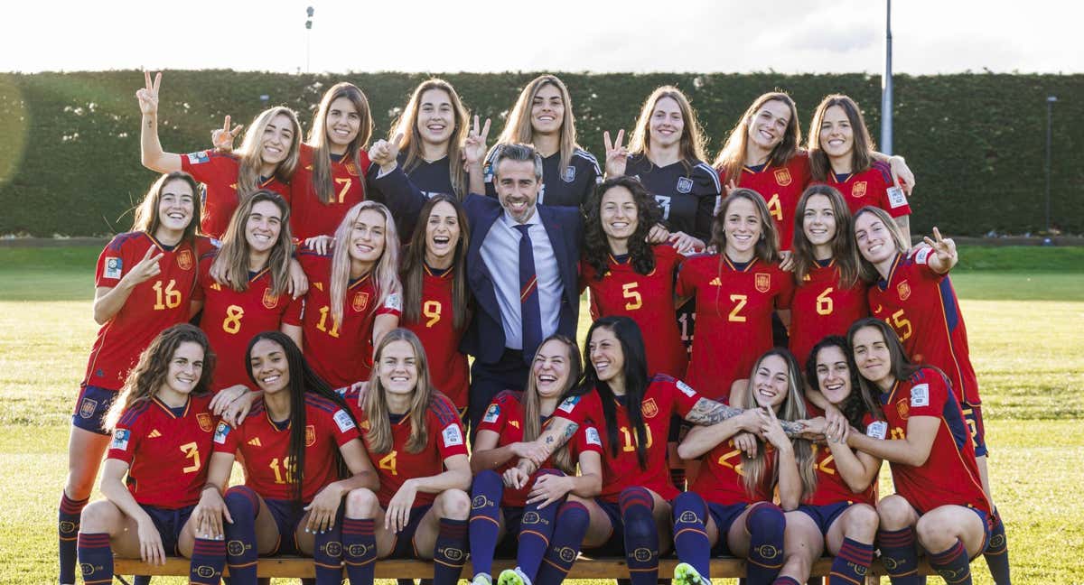 Las jugadoras de la Selección posan con Vilda en el Mundial.
