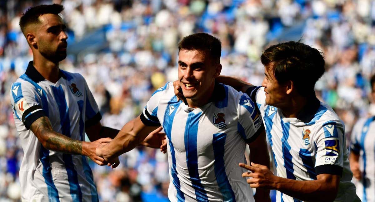 Barrenetxea y Kubo celebran el gol de la Real./AFP