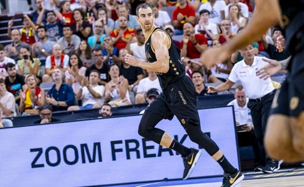 Víctor Claver, durante el partido ante Canadá.  FEB