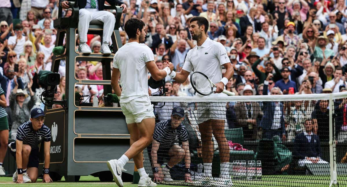 Alcaraz y Djokovic tras la final de Wimbledon.