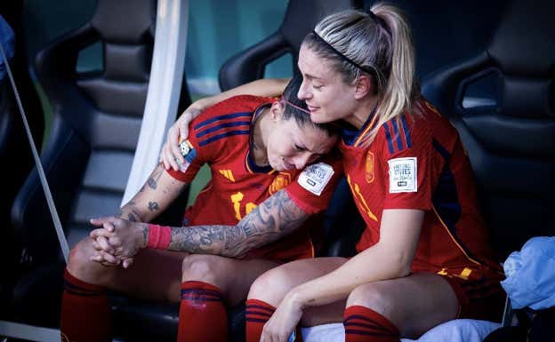 Alexia Putellas y Jenni Hermoso en el banquillo tras ganar a Países Bajos y conseguir el pase a semifinales.  RFEF |Pablo García