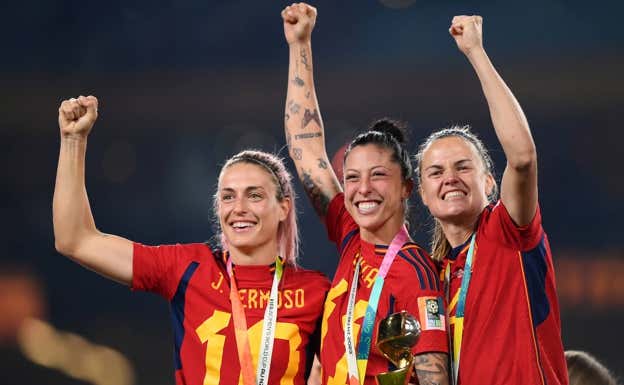Alexia Putellas, Jenni Hermoso e Irene Paredes, con la copa del Mundo.  Getty
