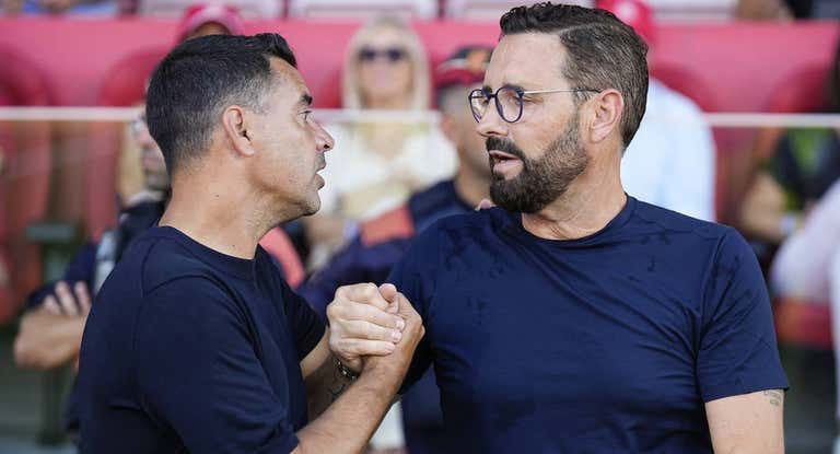 Míchel (izda.) y Bordalás (dcha.) se dan la mano antes del partido.