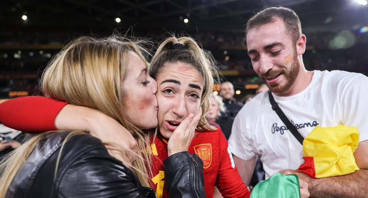 La madre de Olga, besando a su hija tras conquistar el Mundial; a la derecha, su hermano Tomás. /AFP