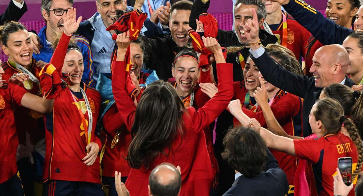 Letizia, ovacionada por toda la Selección, en Sídney, tras coronarse campeonas del mundo./EFE