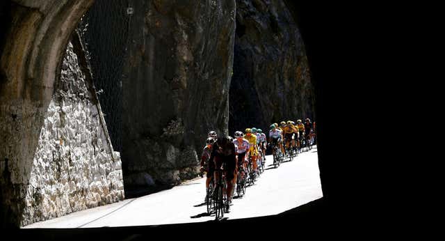 La carrera ciclista que se decide en un túnel a 212 metros bajo el nivel del mar: “Pierdes la perspectiva”